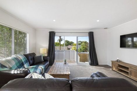 Photo of property in 1/18 Altair Place, Windsor Park, Auckland, 0632