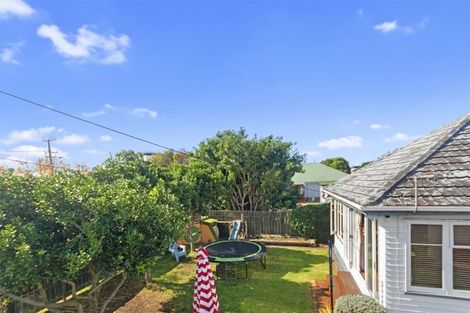 Photo of property in 1/2 Yeovil Road, Te Atatu Peninsula, Auckland, 0610