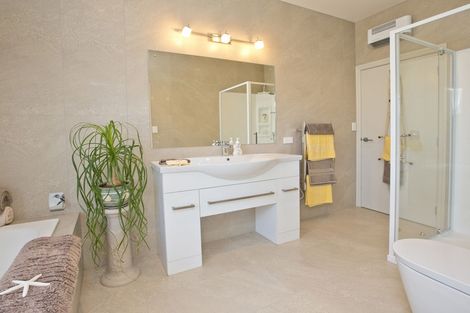 Photo of property in 3 Fairway Grove, Hokowhitu, Palmerston North, 4410