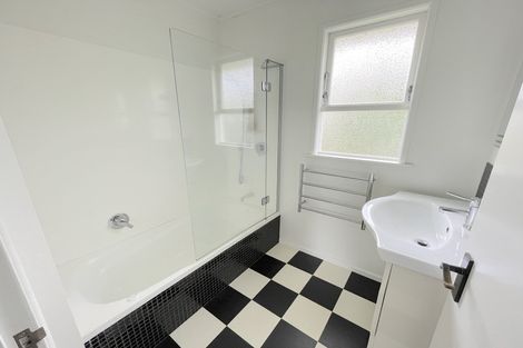 Photo of property in 10 Aplin Place, Birkdale, Auckland, 0626