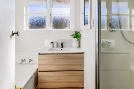 Photo of property in 102 Holland Road, Fairfield, Hamilton, 3214