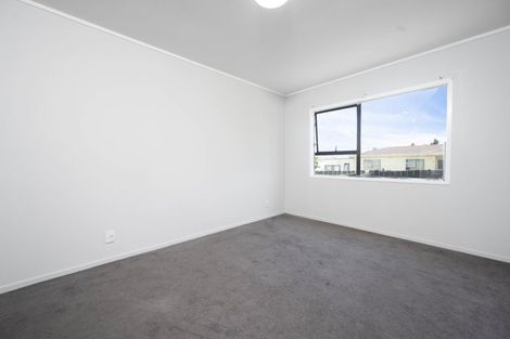 Photo of property in 2/15 Secretariat Place, Randwick Park, Auckland, 2105
