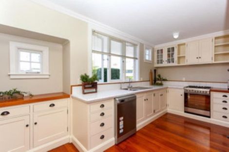 Photo of property in 28 Baring Terrace, Strandon, New Plymouth, 4312