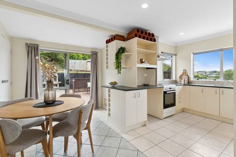 Photo of property in 17 Cheltenham Terrace, Newlands, Wellington, 6037