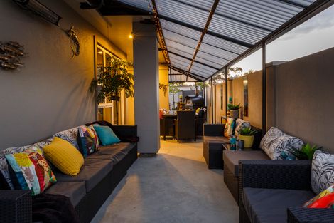 Photo of property in 124 Johnstone Drive, Fitzherbert, Palmerston North, 4410