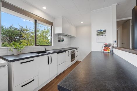 Photo of property in 13 Winstone Place, Highlands Park, New Plymouth, 4312