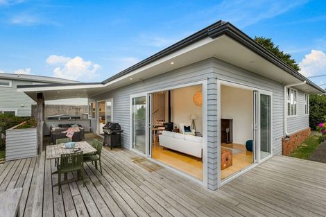Photo of property in 34 Neil Avenue, Te Atatu Peninsula, Auckland, 0610