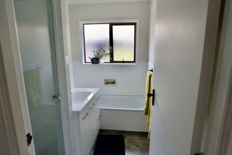 Photo of property in 2/17 Paris Place, Birkenhead, Auckland, 0626