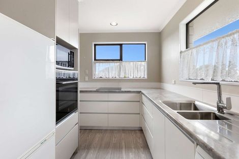 Photo of property in 5 Saint Ives Grove, Whalers Gate, New Plymouth, 4310