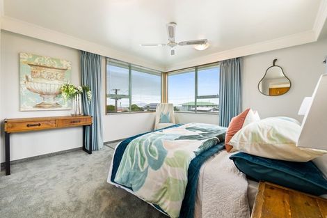 Photo of property in 10 Sunset Road, Unsworth Heights, Auckland, 0632