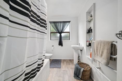 Photo of property in 11 Farnworth Avenue, Holdens Bay, Rotorua, 3010