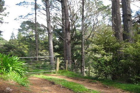 Photo of property in 5 Long Road, Waitakere, Henderson, 0781