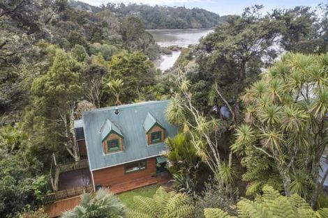 Photo of property in 74 Laingholm Drive, Laingholm, Auckland, 0604