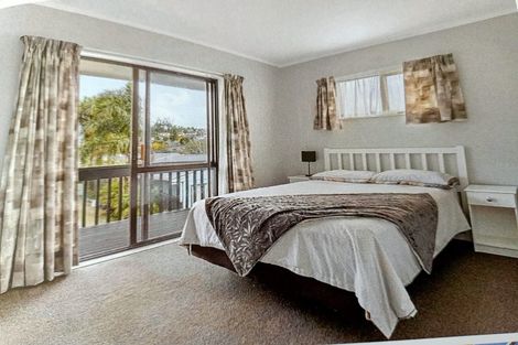 Photo of property in 64 Trias Road, Totara Vale, Auckland, 0629