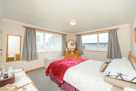 Photo of property in 10 Forbes Place, Kelvin Grove, Palmerston North, 4414