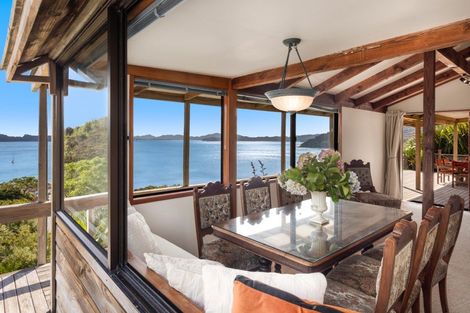 Photo of property in 2 Queens View Road, Russell, 0202