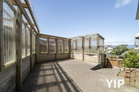 Photo of property in 16 Domett Street, Newlands, Wellington, 6037