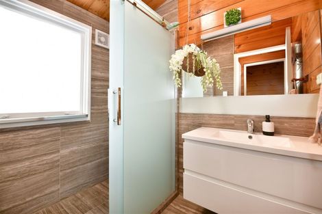 Photo of property in 60 Carlisle Road, Browns Bay, Auckland, 0630