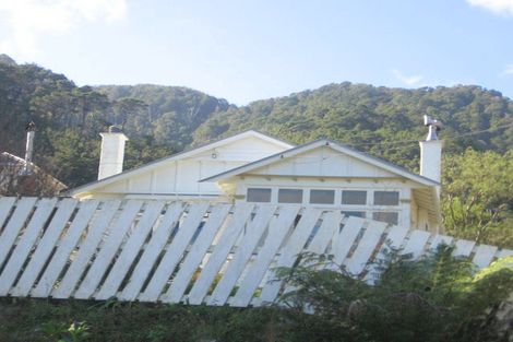 Photo of property in 9 Pitoitoi Road, Days Bay, Lower Hutt, 5013
