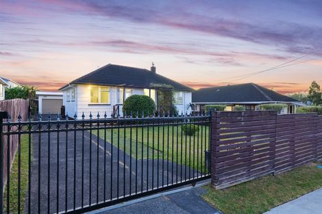 Photo of property in 82 Kelman Road, Kelston, Auckland, 0602