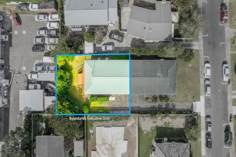 Photo of property in 2/4 Evelyn Place, Hillcrest, Auckland, 0627