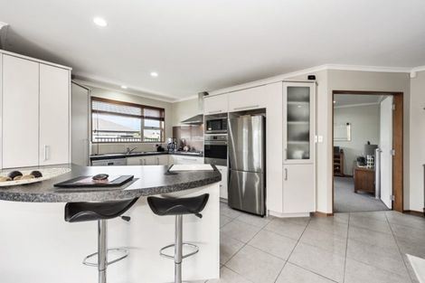 Photo of property in 18 Gibbston Close, Huntington, Hamilton, 3210