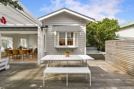 Photo of property in 202 Queen Street, Northcote Point, Auckland, 0627