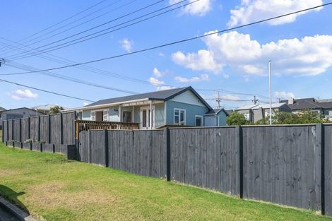 Photo of property in 114 Seaview Road, Paraparaumu Beach, Paraparaumu, 5032