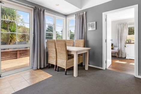 Photo of property in 2 Te Pari Pari Road, Pukerua Bay, 5026