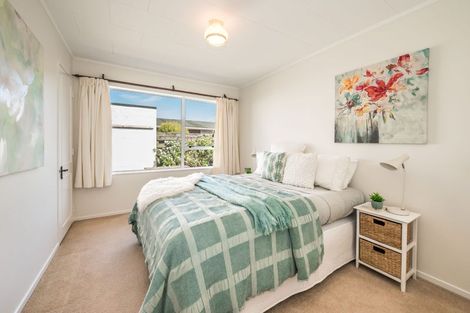 Photo of property in 33 Rewarewa Crescent, Waikanae, 5036