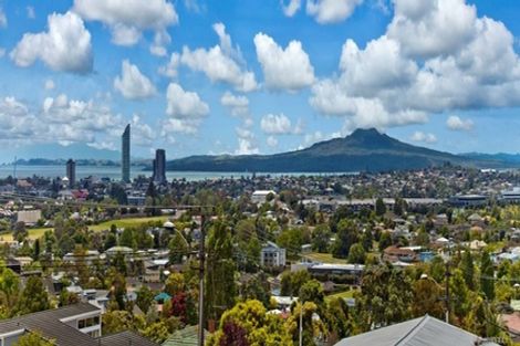 Photo of property in 92 Raleigh Road, Northcote, Auckland, 0627