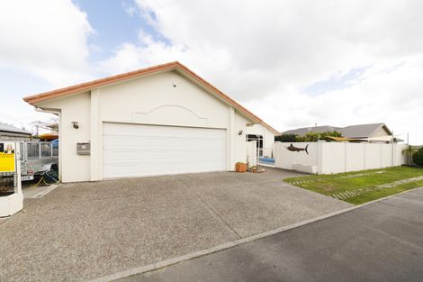 Photo of property in 15 Sycamore Crescent, Fitzherbert, Palmerston North, 4410