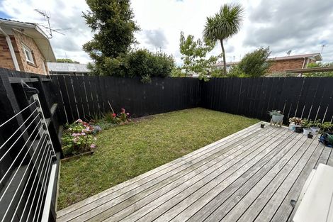 Photo of property in 5/30 West Coast Road, Glen Eden, Auckland, 0602