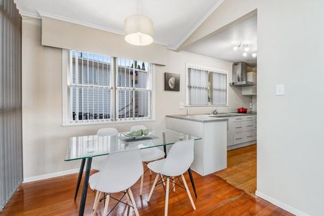 Photo of property in 39 Totaravale Drive, Totara Vale, Auckland, 0629