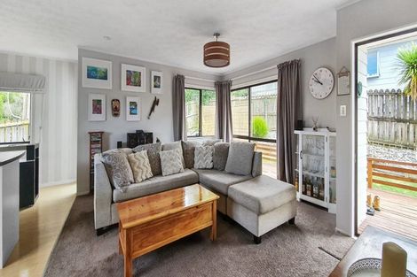 Photo of property in 2/8 Atlantis Place, Totara Vale, Auckland, 0629