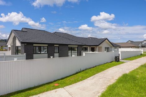 Photo of property in 14 Madden Avenue, Kumeu, 0810