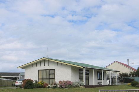 Photo of property in 18 Hennessy Street East, Foxton Beach, Foxton, 4815
