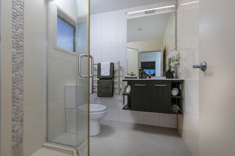 Photo of property in 135 Centreway Road, Orewa, 0931