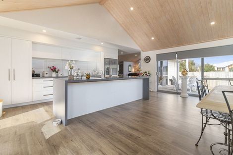 Photo of property in 16 Riverside Place, Katikati, 3129