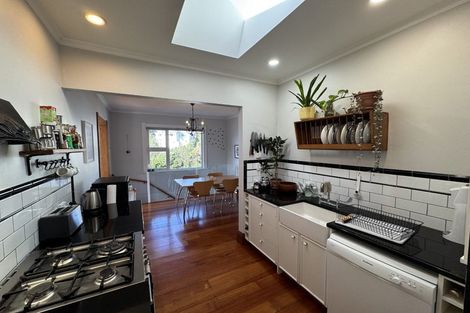 Photo of property in 16 Hungerford Road, Lyall Bay, Wellington, 6022