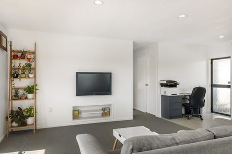 Photo of property in 2/2 Neal Avenue, Glenfield, Auckland, 0629