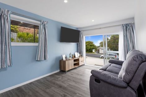 Photo of property in 52 Ayton Drive, Totara Vale, Auckland, 0629