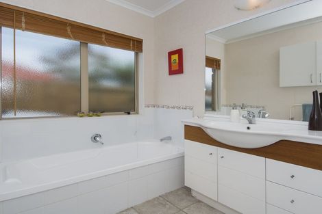 Photo of property in 36 Mcleod Place, Papamoa Beach, Papamoa, 3118