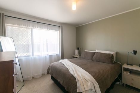 Photo of property in 2/13 Frank Evans Place, Henderson, Auckland, 0610