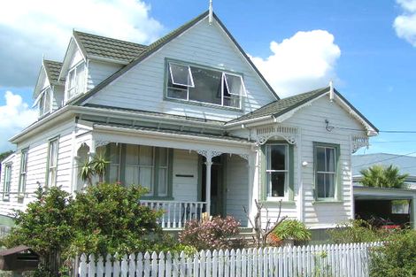 Photo of property in 1/11 Queen Street, Northcote Point, Auckland, 0627