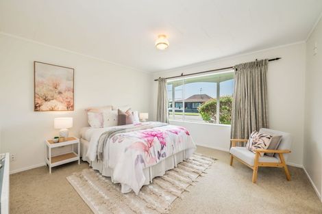 Photo of property in 33 Rewarewa Crescent, Waikanae, 5036