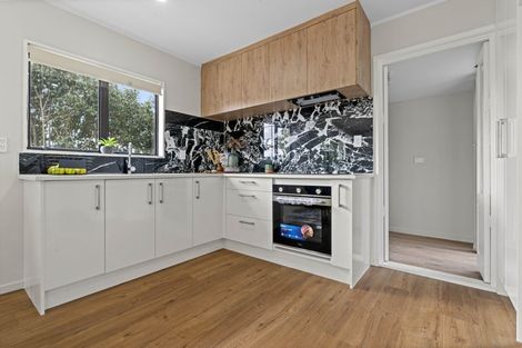 Photo of property in 2/35 Secretariat Place, Randwick Park, Auckland, 2105