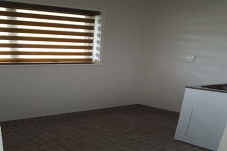 Photo of property in 21 Normanton Street, Glenfield, Auckland, 0629