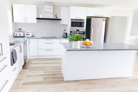 Photo of property in 2 Taroka Close, Pinehill, Auckland, 0632