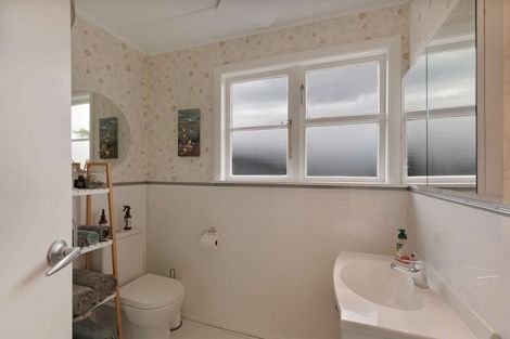 Photo of property in 18 Tweed Street, Roslyn, Palmerston North, 4414